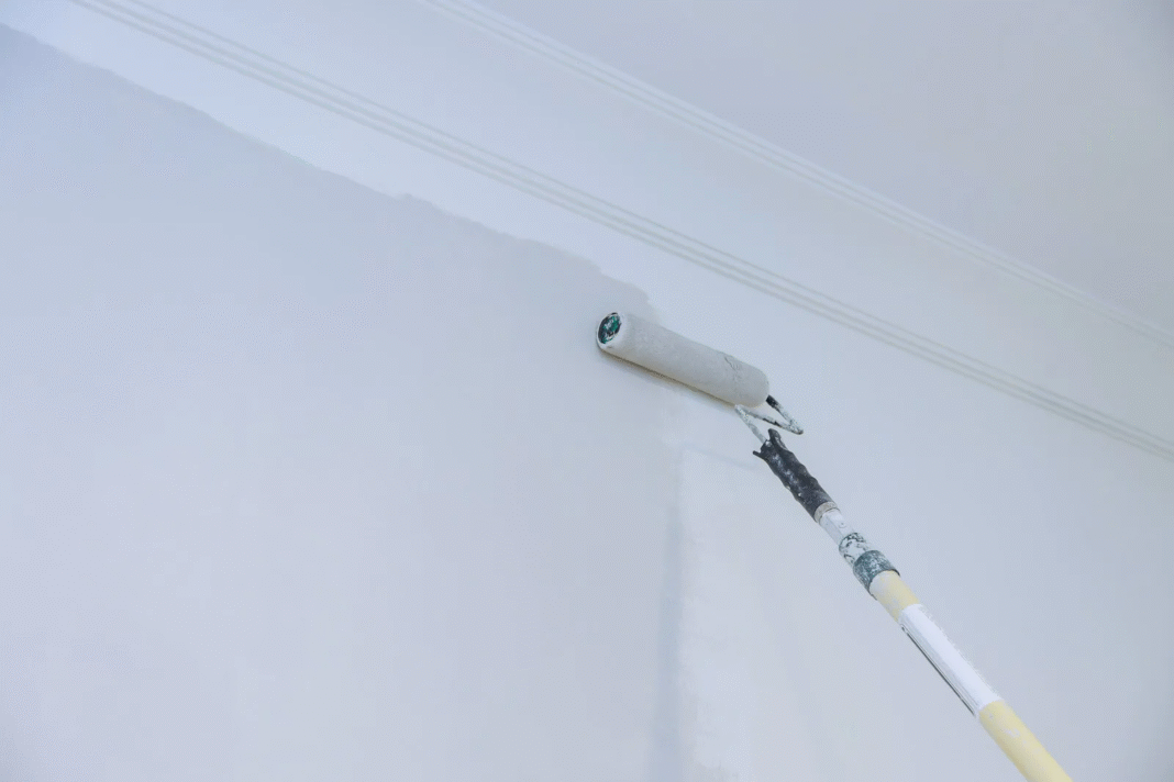 Jak malować ściany wałkiem bez smug? Poradnik i techniki