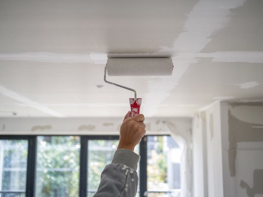 Jak malować sufit wałkiem bez smug? Kompletny przewodnik krok po kroku