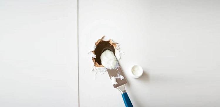 Jak naprawić dziurę w drzwiach z płyty? Poradnik krok po kroku