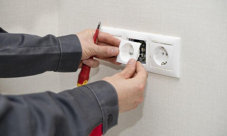 Jak naprawić wyrwane gniazdko? Poradnik krok po kroku