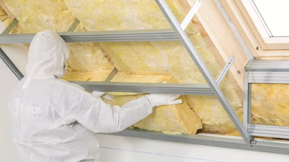 Jak ocieplić poddasze wełną mineralną? Poradnik i koszty