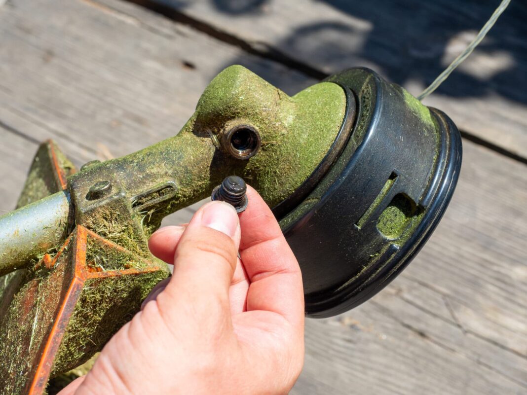 Jak odkręcić nóż w kosiarce? Poradnik, problemy i skuteczne rozwiązania