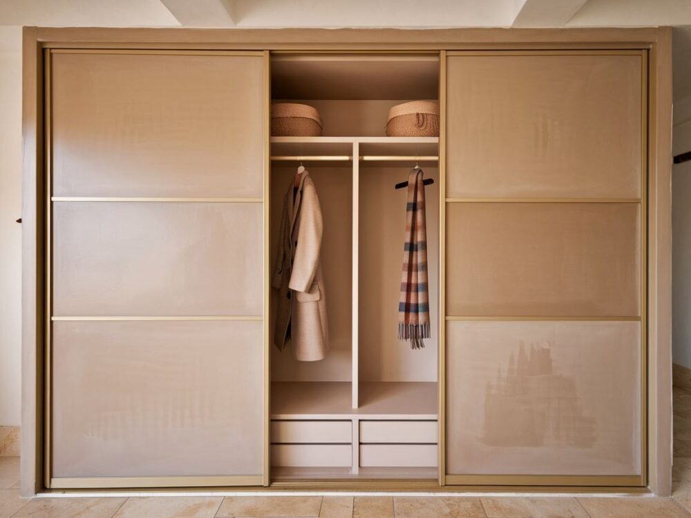 Jak odnowić szafę przesuwną? Twój przewodnik po metamorfozie mebla