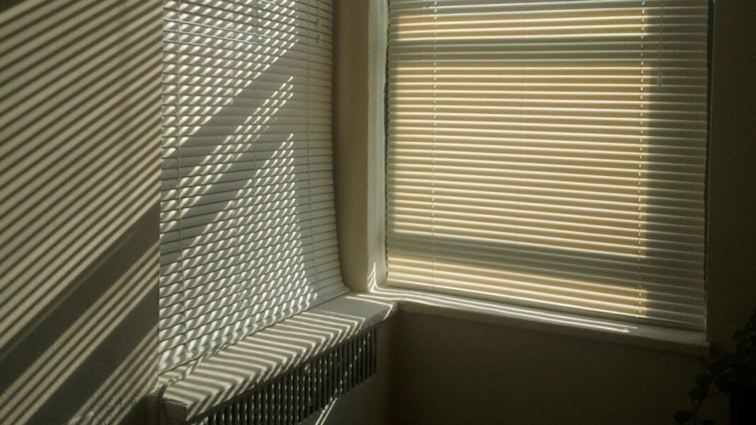 Jak ogrzać pokój bez prądu? Sprawdzone sposoby na awarię i przygotowania