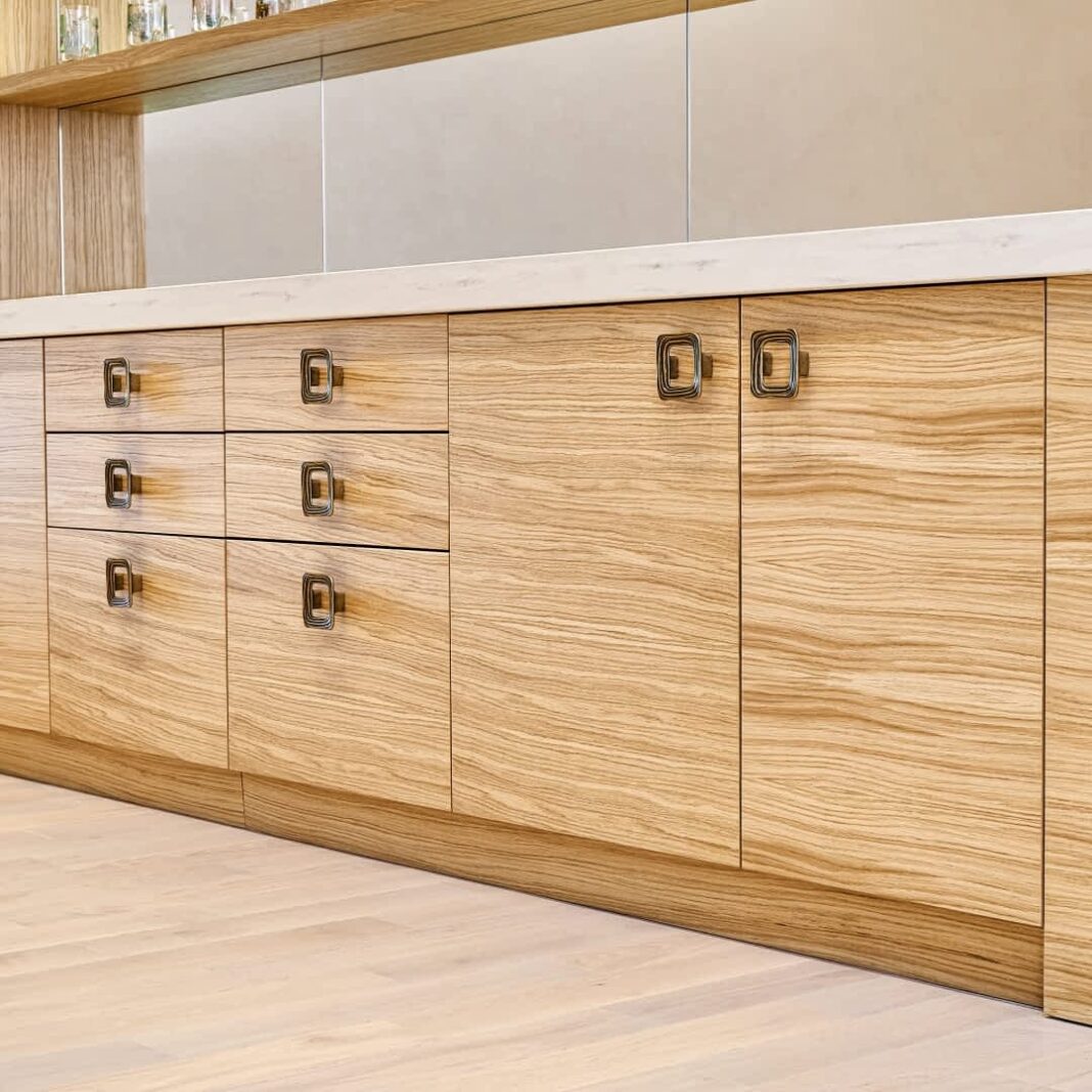 Jak okleić meble? Poradnik krok po kroku i metamorfoza wnętrza