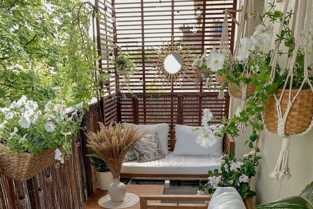 Jak osłonić balkon w bloku? Poradnik i pomysły na prywatność