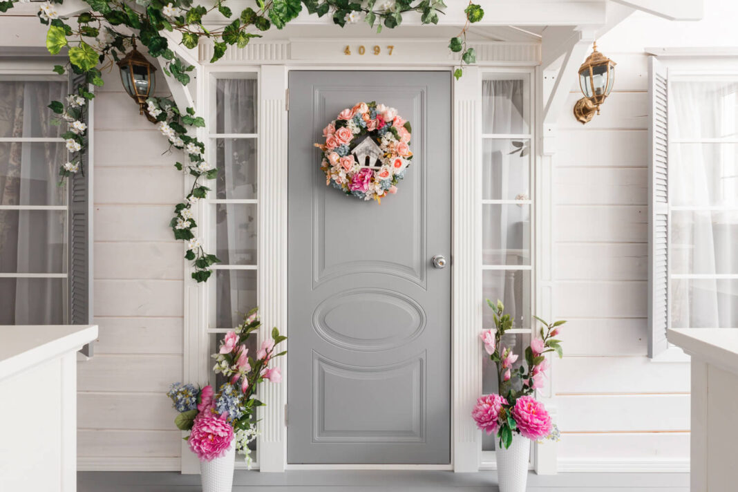 Jak ozdobić wejście do domu? Inspiracje, trendy i praktyczne porady