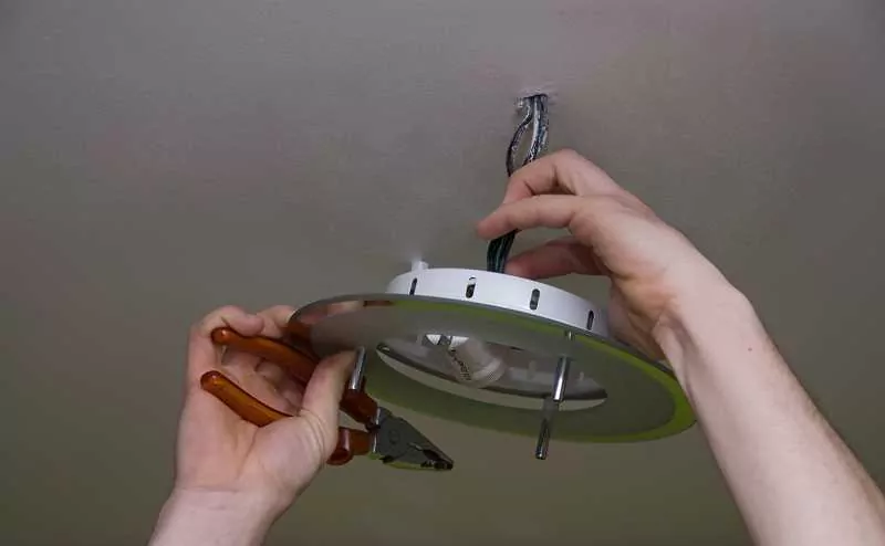 Jak podłączyć lampę sufitową? Poradnik krok po kroku i bezpieczeństwo