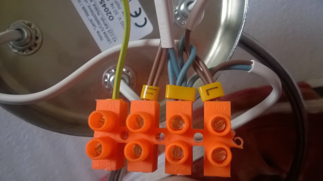 Jak podłączyć żyrandol na 3 żarówki? Poradnik krok po kroku dla bezpiecznego montażu