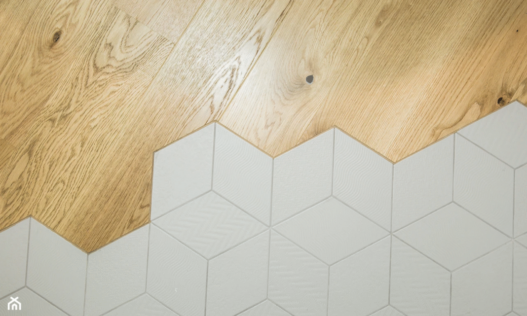 Jak połączyć panele z płytkami? Praktyczny przewodnik i porady