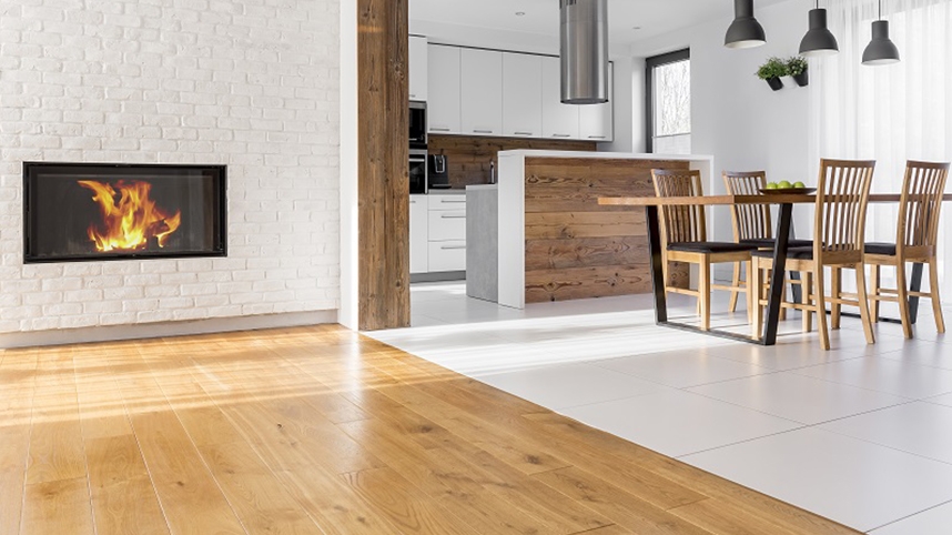 Jak połączyć podłogę w kuchni z salonem? Poradnik i materiały