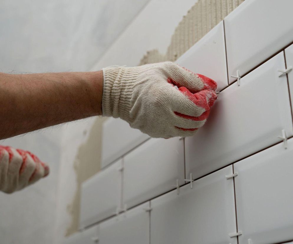 Jak położyć płytki na płytki? Poradnik krok po kroku i wskazówki