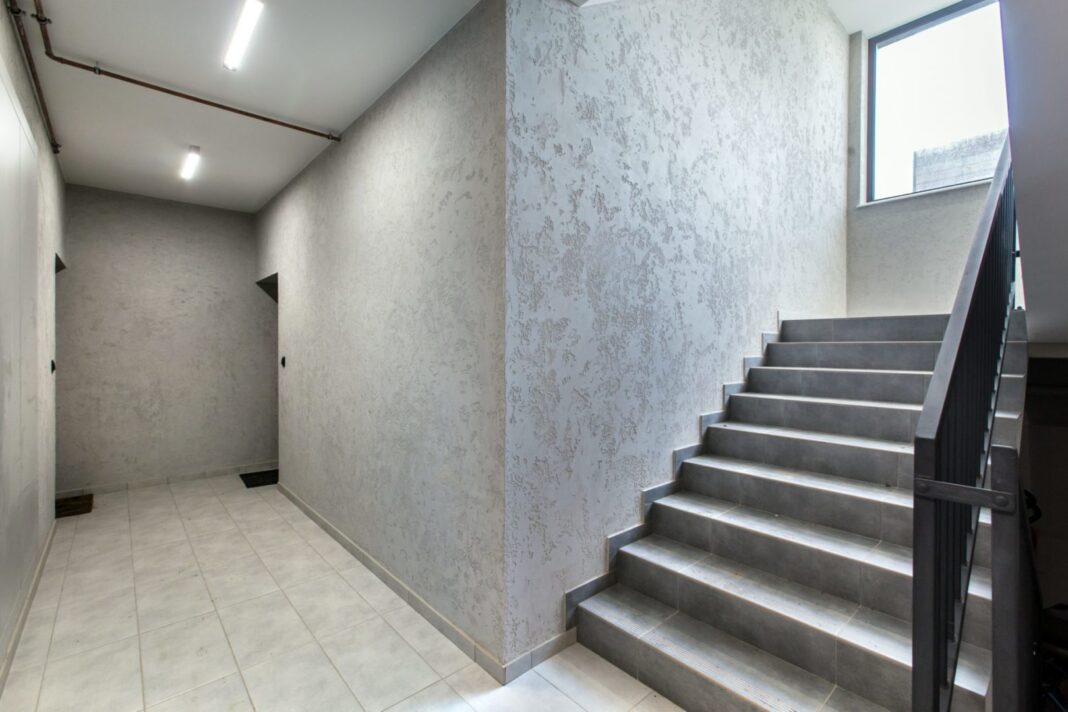 Jak pomalować klatkę schodową? Poradnik krok po kroku i wskazówki