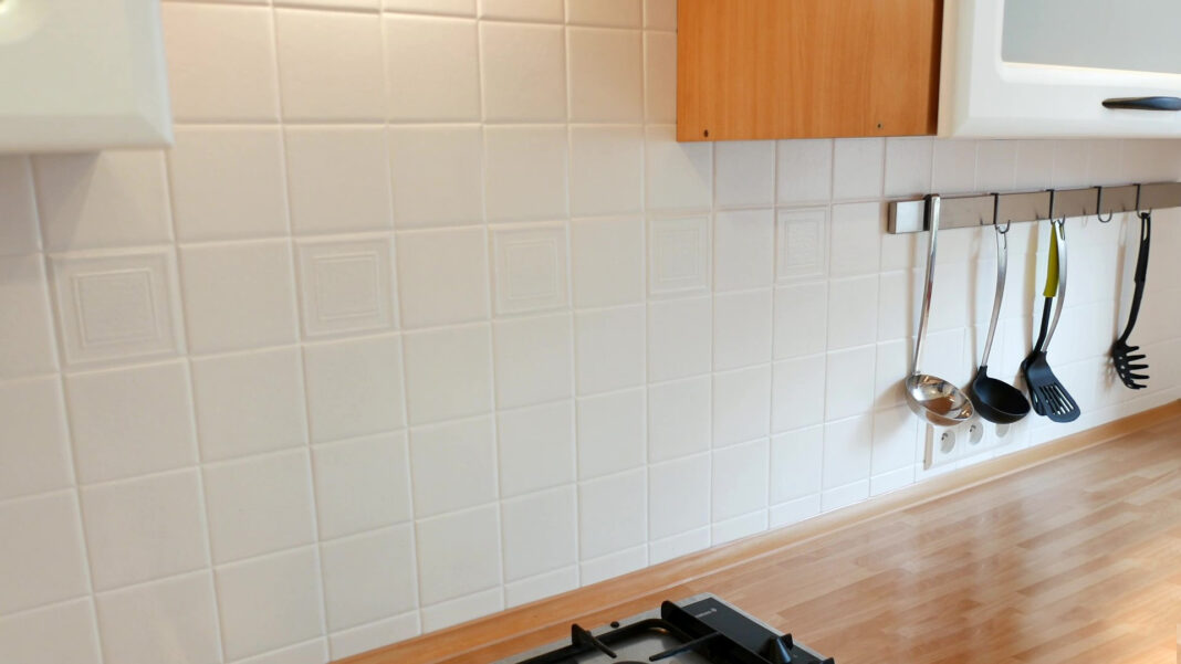 Jak pomalować płytki w kuchni? Poradnik i krok po kroku
