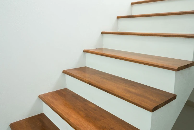 Jak pomalować schody drewniane? Twój przewodnik po metamorfozie